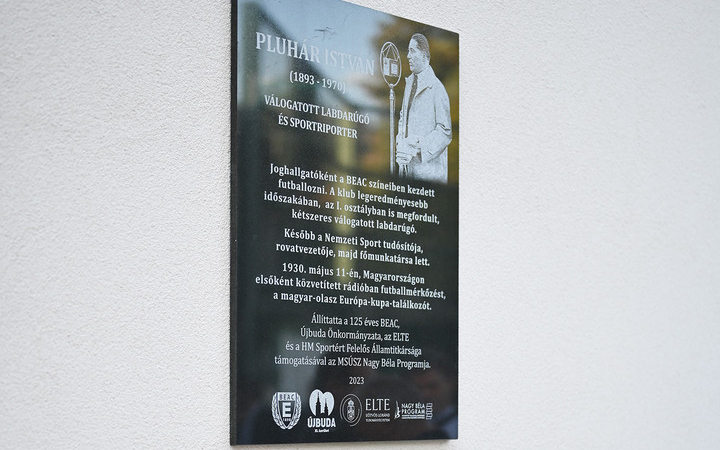 Táblát avattak Pluhár István sportriporter emlékére.