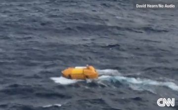 Öt óra után egy másik hajó vette fel egy óceánjáró tengerbe esett utasát
