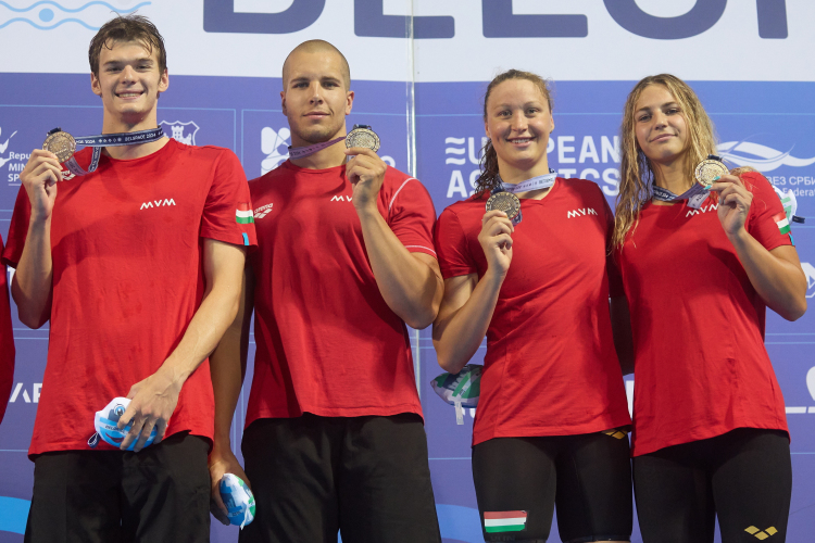 Vizes Eb - Aranyérmes a 4x100 méteres vegyes gyorsváltó.