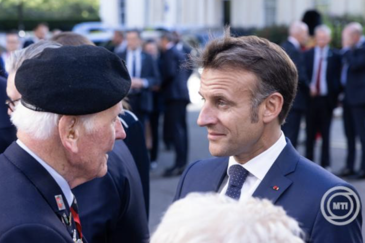 A British Museumba, a bayeux-i kárpit jövőbeni ideiglenes kiállítási helyére látogatott a brit kormányfő és a francia elnök