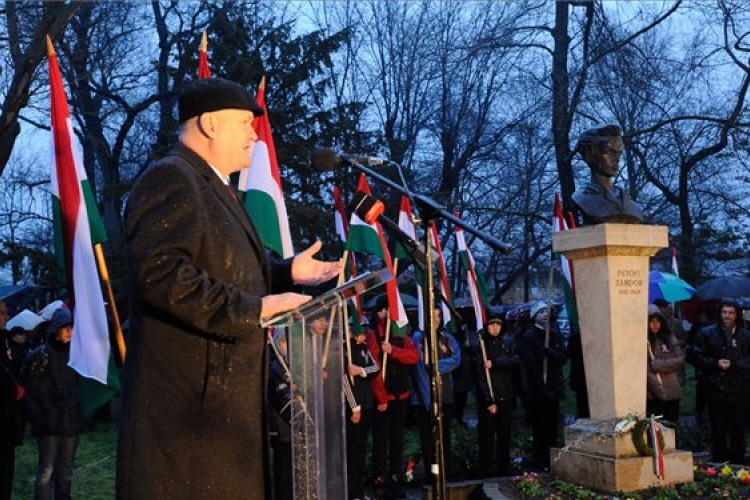 Március 15. - Hende: keményen kell dolgozni a szabad döntés jogának visszaszerzéséért