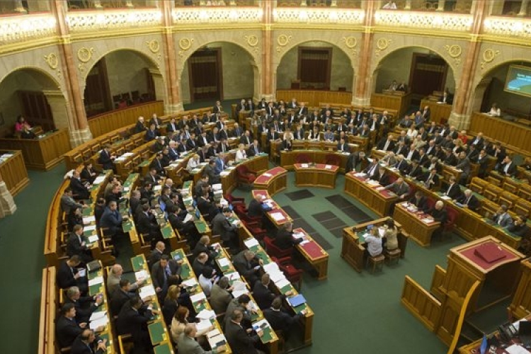 Hétfőn kezdi meg őszi ülésszakát a parlament