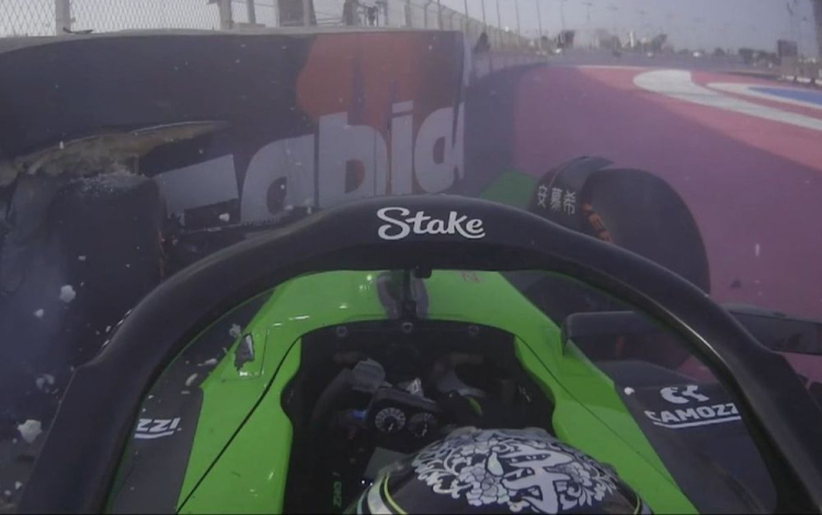 Nagy baleset a szaúdi FP3-on, Verstappen az élen Leclerc előtt.