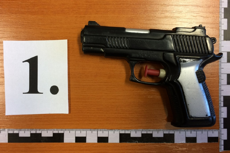 Játékpisztollyal akart rabolni - Videó