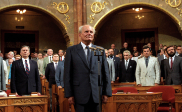 1990 augusztus 3-án, Göncz Árpádot az országgyűlés a Magyar Köztársaság elnökévé választja.