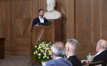 Kapu Tibor kutatóűrhajós címzetes egyetemi docensi címet kapott a Debreceni Egyetemen