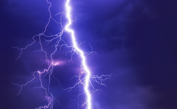 Zivatarokkal, erős széllel és lehűléssel indul a hét