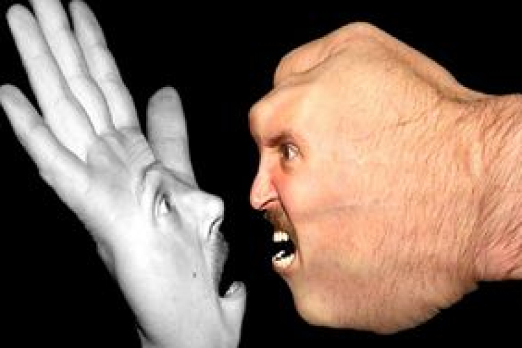 Arcon ütötte a sértettet