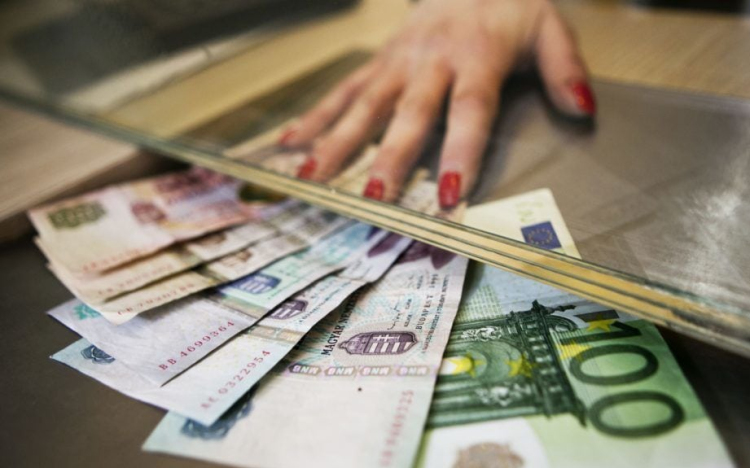 Devizapiac - Gyengült a forint árfolyama reggelre.