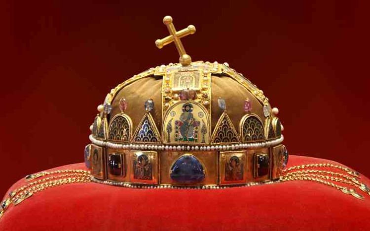 Mátyás király mai értéken ötezer milliárd forintért vette vissza a Szent Koronát 
