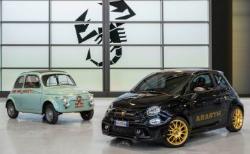 Köbcentinként 1 autóval búcsúzik a belső égésű korszaktól az Abarth márka.