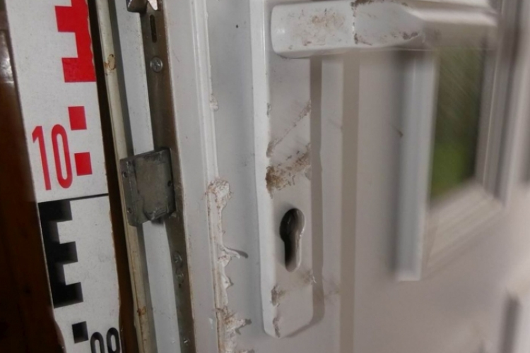 Szekrényben bujkált a férfi.