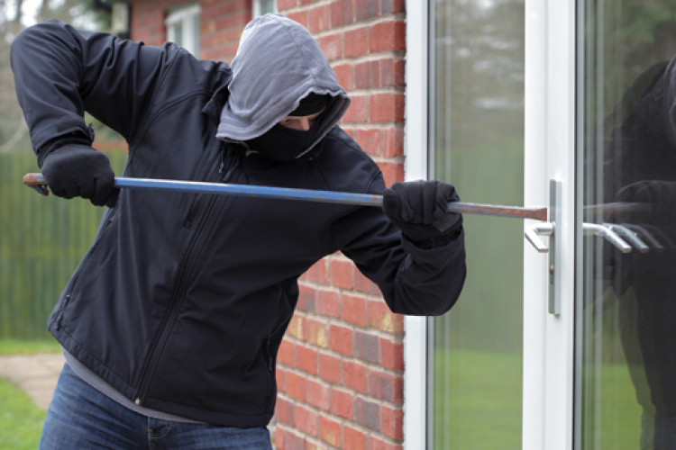 Óvodába, idősek otthonába tört be