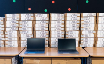 Húszezer laptopot szállít a Delta Systems iskoláknak!