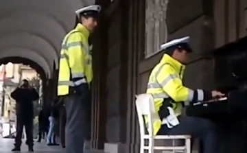 Dicséretet kapott az utcán zongorázó közlekedési rendőr