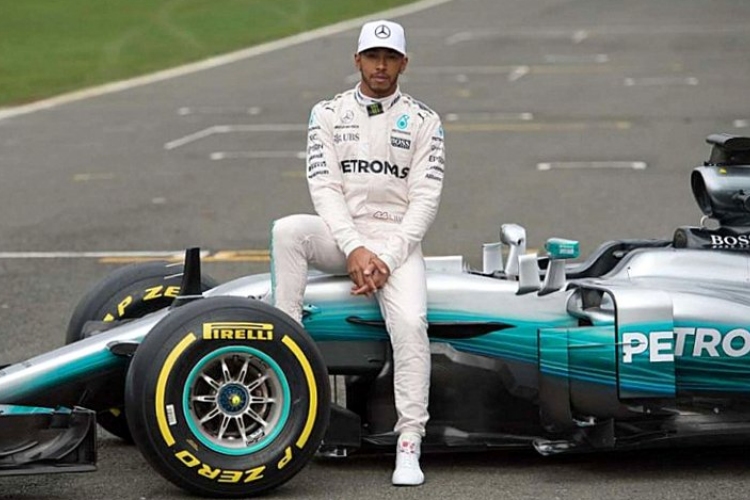 Hamilton és a Mercedes szerződést hosszabbított